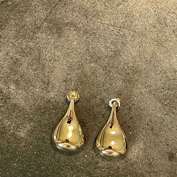 Pair of 14 k Gold Teardrop Earrings - Picture 4 of 11